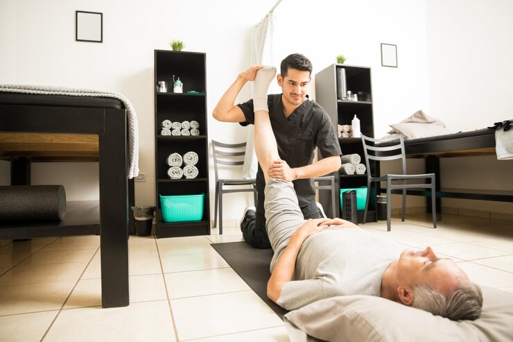 medico fisioterapia que ayuda paciente anciano ejercicio piernas clinica 662251 1742